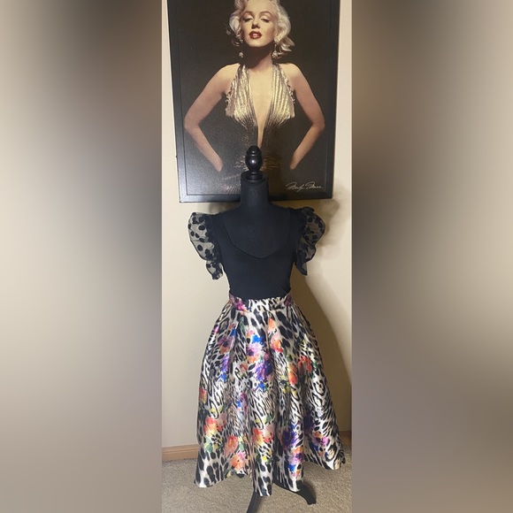 All eyes on you! T &J midi skirt leopard multi print-Size small - Picture 5 of 6
